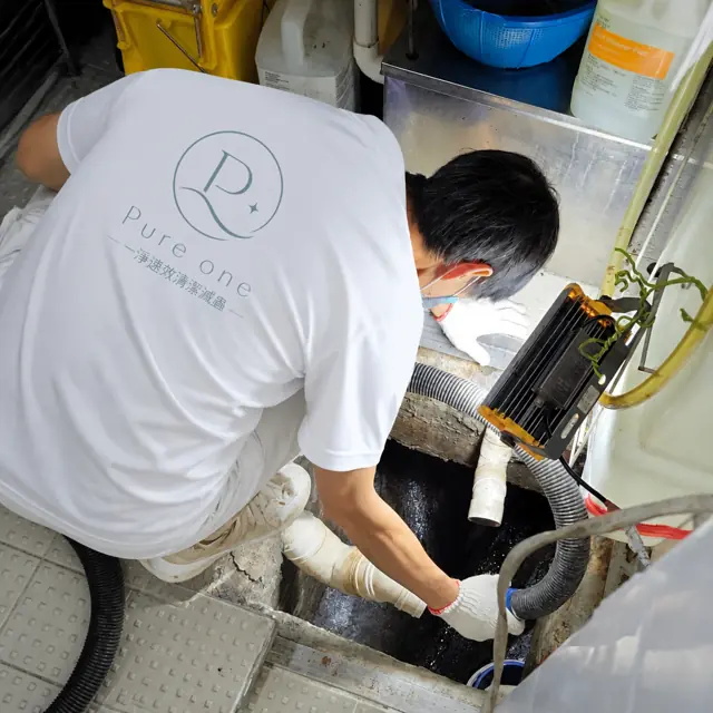 技師疏通廚房盆去水